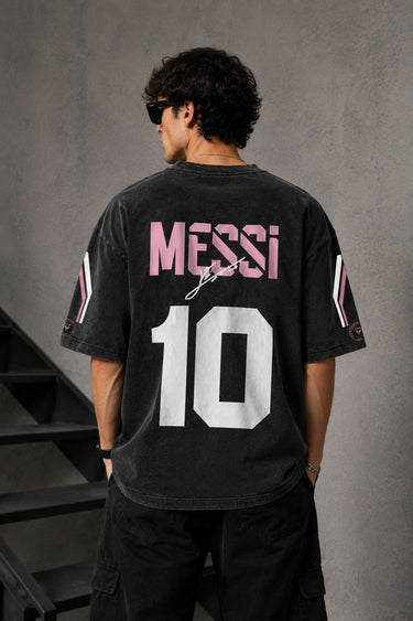 Man wearing an anthracite black Messi oversized t-shirt with a circular team logo and signature, showcasing the relaxed fit and premium fabric. - anthracite black