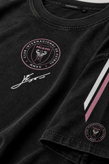 Man wearing an anthracite black Messi oversized t-shirt with a circular team logo and signature, showcasing the relaxed fit and premium fabric.