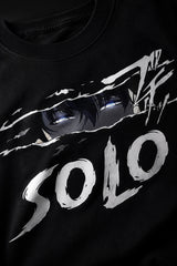 Black oversized tshirt with Sung Jinwoo eyes and SOLO graffiti text print from Solo Leveling manhwa anime